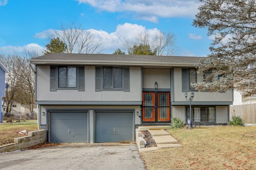 6 Mi to Dtwn Toledo! Family-friendly Haven w/ Deck