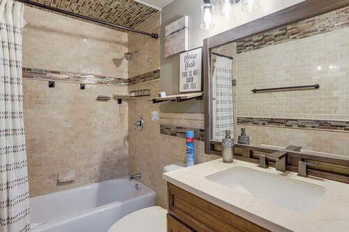 6 Mi to Dtwn Toledo! Family-friendly Haven w/ Deck