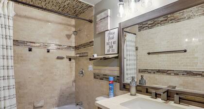6 Mi to Dtwn Toledo! Family-friendly Haven w/ Deck