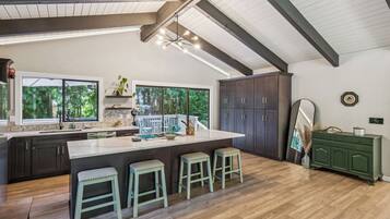 House (6 Bedrooms) | Interior