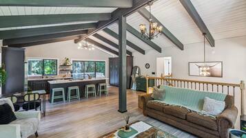 House (6 Bedrooms) | Interior