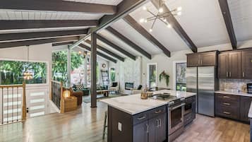House (6 Bedrooms) | Interior