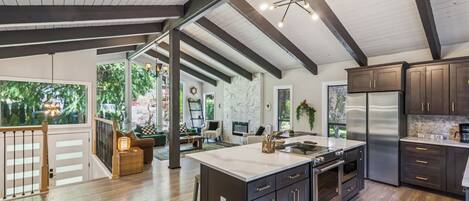 House (6 Bedrooms) | Interior