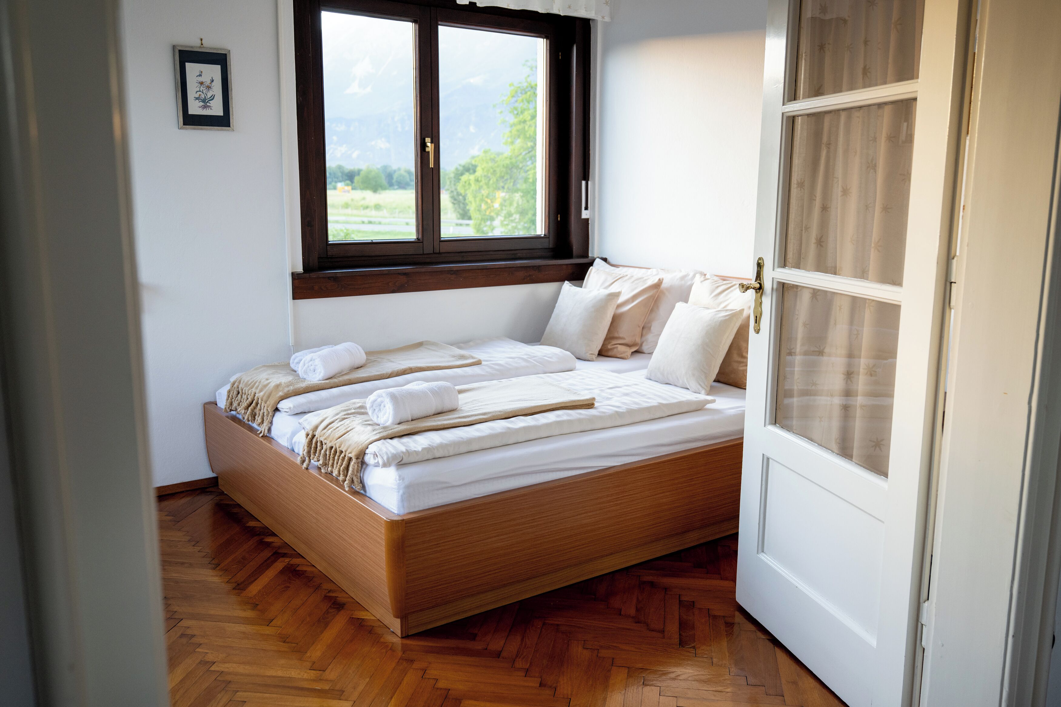 3 chambres, coffres-forts dans les chambres, fer et planche à repasser