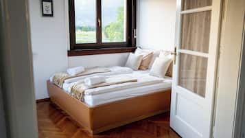 3 chambres, coffres-forts dans les chambres, fer et planche à repasser