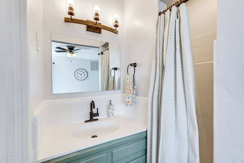 Group-friendly Oasis Near Roper Lake State Park! - Pima, AZ
