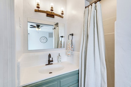 Interior. Group-friendly Oasis Near Roper Lake State Park!