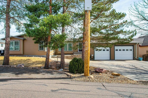 A residential area with houses, a driveway, and a utility pole. - Mountain Basecamp Near Red Rocks (Golden)