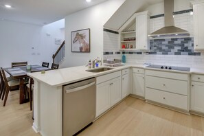 Apartment (3 Bedrooms) | Interior - Beach, Eats, Shops! Sunny Stay By European Village (Palm Coast)