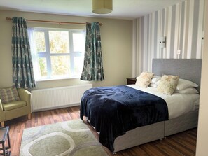 Room - Spacious two bedroom apartment in a vibrant central location. (CE)