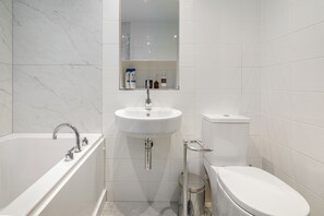 Shower, hair dryer, towels, soap - Central London Escape | Lambs Passage (London)