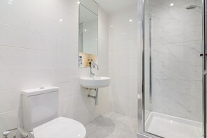 Shower, hair dryer, towels, soap - Central London Escape | Lambs Passage (London)
