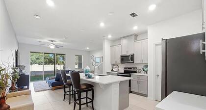 Gorgeous Kissimmee Townhouse Near Theme Parks!
