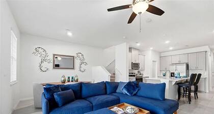 Gorgeous Kissimmee Townhouse Near Theme Parks!