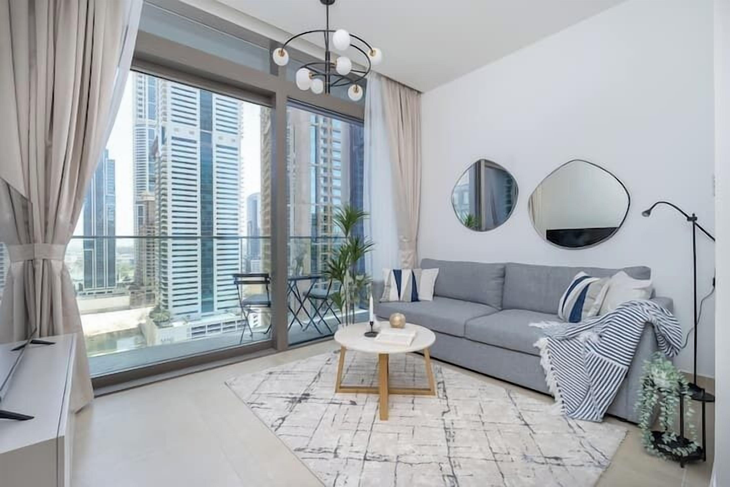 Apartment, Balkon, Stadtblick | Wohnbereich | 65-Zoll-Smart-TV mit Kabelempfang