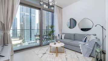 Apartment, Balkon, Stadtblick | Wohnbereich | 65-Zoll-Smart-TV mit Kabelempfang