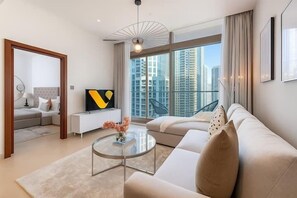 Apartamento, sacada, vista para a cidade | Área de estar | Smart TV 65 polegadas com canais a cabo