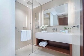 Apartment, Balkon, Stadtblick | Badezimmer | Dusche, Regendusche, umweltfreundliche Kosmetikartikel, Haartrockner
