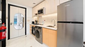 Wasserkocher mit Kaffee-/Teezubehör, Kühlschrank, Mikrowelle, Ofen