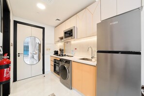 Coffee/tea maker, fridge, microwave, oven - Modern Retreat | Studio in Skyz by Danube Arjan (Dubai)