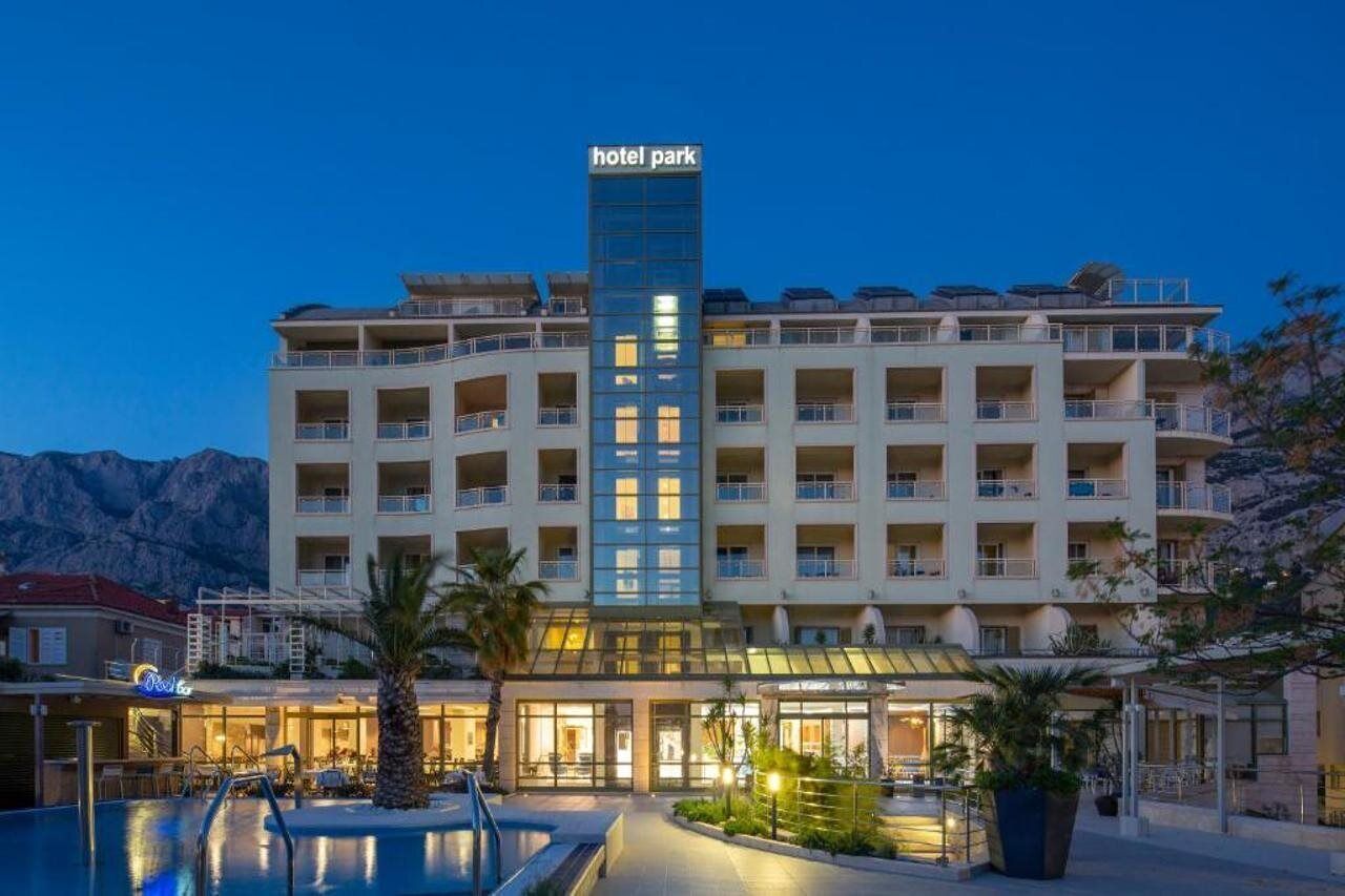 Un hôtel à étages, doté d’une piscine et situé dans un cadre montagneux.