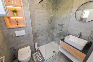 Shower, hair dryer, towels, toilet paper - Holiday home Double L for 14 people (Novalja)