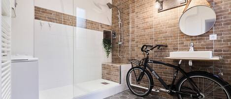 Dusche, Haartrockner, Handtücher, Seife