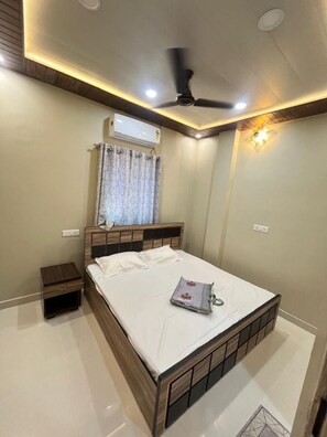 Deluxe Double Room, City View | Desk, free WiFi - Shiv Balaji Guest House Varanasi (Varanasi)
