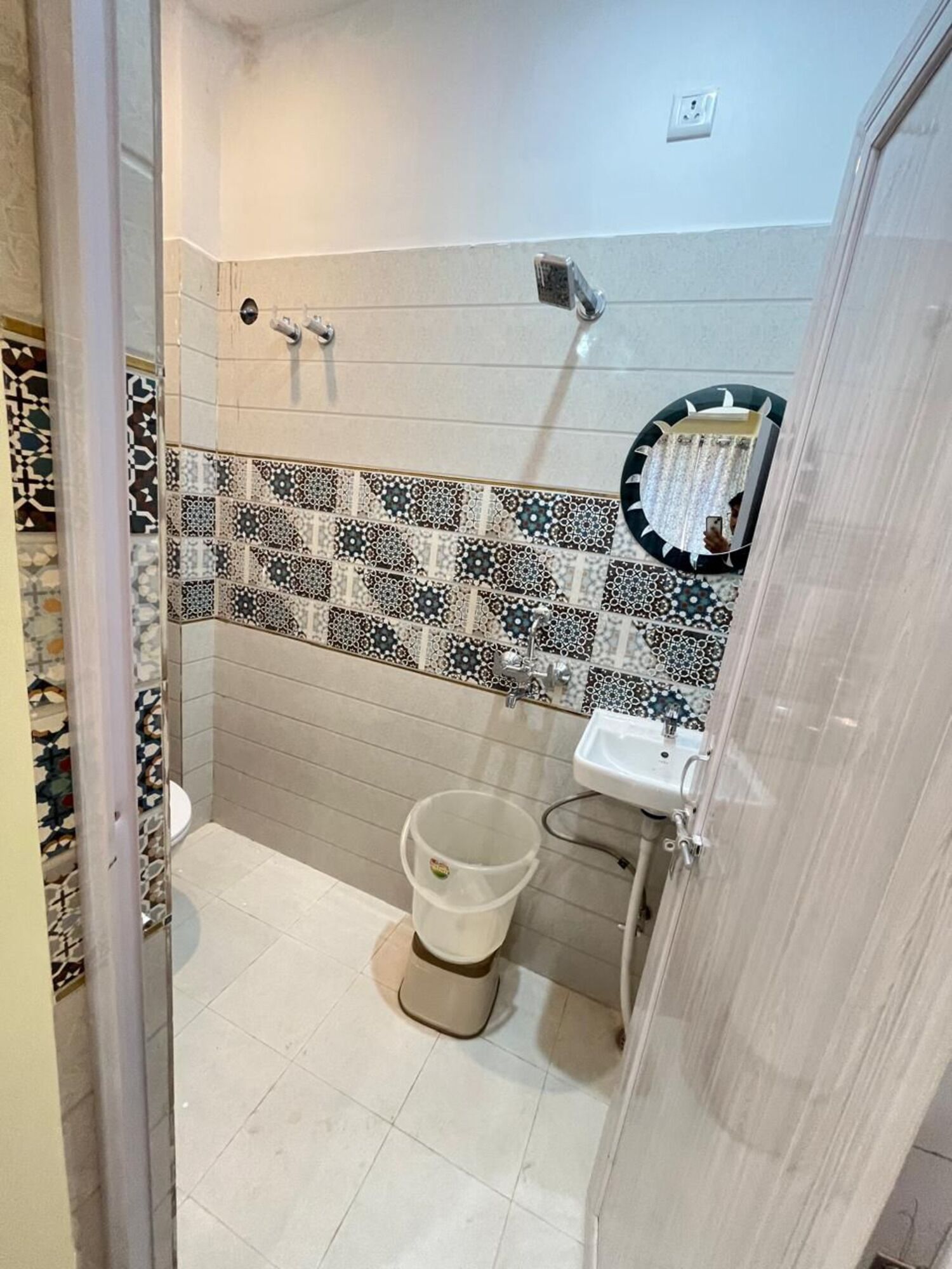 Habitación Deluxe doble, vistas a la ciudad | Baño | Ducha, artículos de higiene personal gratuitos y toallas