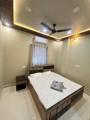 Deluxe Double Room, City View | Desk, free WiFi - Shiv Balaji Guest House Varanasi (Varanasi)