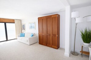 TV - Spectacular Ocean Front Condo Downtown Rehoboth Beach, Delaware! (Rehoboth Beach)