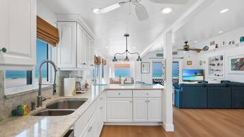 House, 4 Bedrooms | Private kitchen