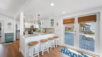 House, 4 Bedrooms | Private kitchen