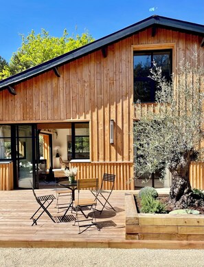 Outdoor dining - A0363 Stylishly Renovated Chalet with Pool – Forest Edge in Le Canon, Cap Ferret (Lège-Cap-Ferret)