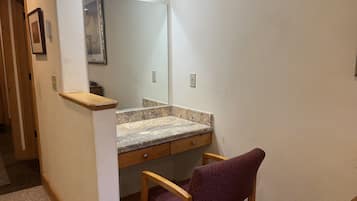 Room, 1 Bedroom | Interior