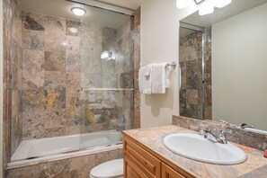 Room, 1 Bedroom | Bathroom