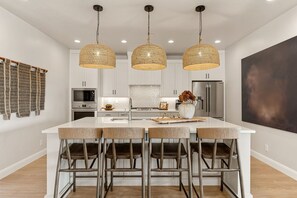 Private kitchen - Isle Be Back 6 Bedroom Townhouse (Washington)