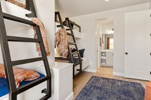 6 bedrooms, laptop workspace, iron/ironing board, cots/infant beds - Isle Be Back 6 Bedroom Townhouse (Washington)