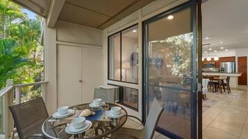 Condo, 2 Bedrooms | Dining