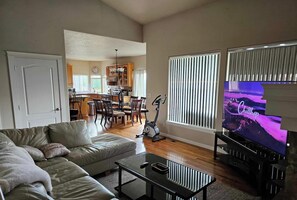 Living area - Beautiful 5-bedroom house with AC in tranquil Spokane (Spokane)