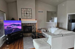 Living area - Beautiful 5-bedroom house with AC in tranquil Spokane (Spokane)