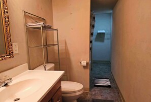 Bathroom - Beautiful 5-bedroom house with AC in tranquil Spokane (Spokane)