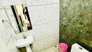 Economy Double Room | Bathroom