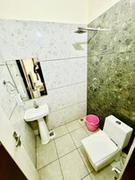 Economy Double Room | Bathroom
