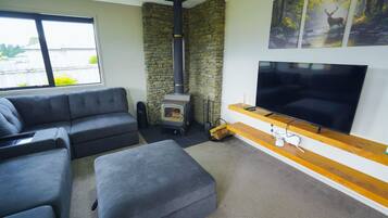 Smart TV, fireplace