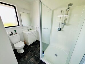 Bathroom - Southern Peaks by Aotearoa Escapes (te anau)