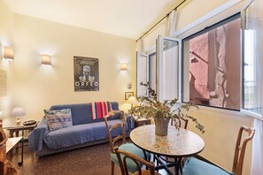 TV - Apartment 'Casa Sole' Opposite the Aquarium of Genoa (Genova)