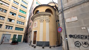 A narrow street with a building featuring a circular entrance and a sign reading 'VICO SAN PANCRAZIO.' - Apartment 'Casa Luna' Opposite Genoa Aquarium (Genova)