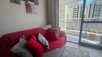 Apartamento conforto, sacada, vista para a cidade | Área de estar