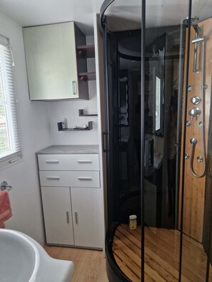 Hair dryer, soap, toilet paper - Nell's Cabin (Lège-Cap-Ferret)